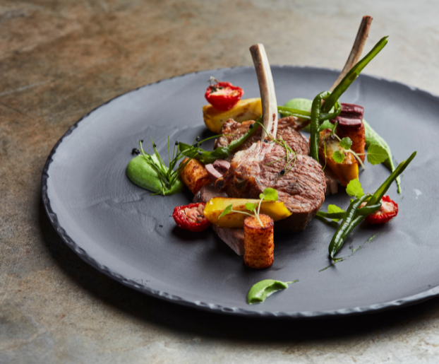 chuletitas de cordero con verduras plato de chuletitas de cordero con verduras