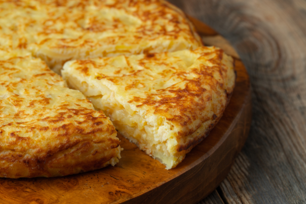 Tortilla de patatas y cebolla receta española