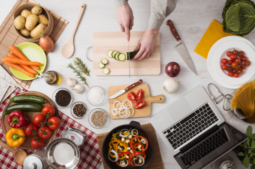 Encimera de cocina con ingredientes y ordenador para seguir receta