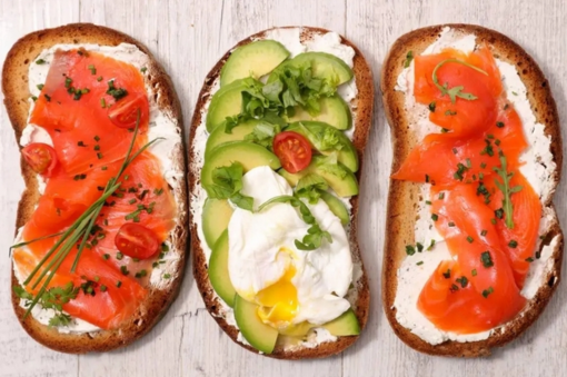 tostadas integrales con salmón aguacate