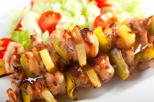 pinchitos de pollo y verduras con piña